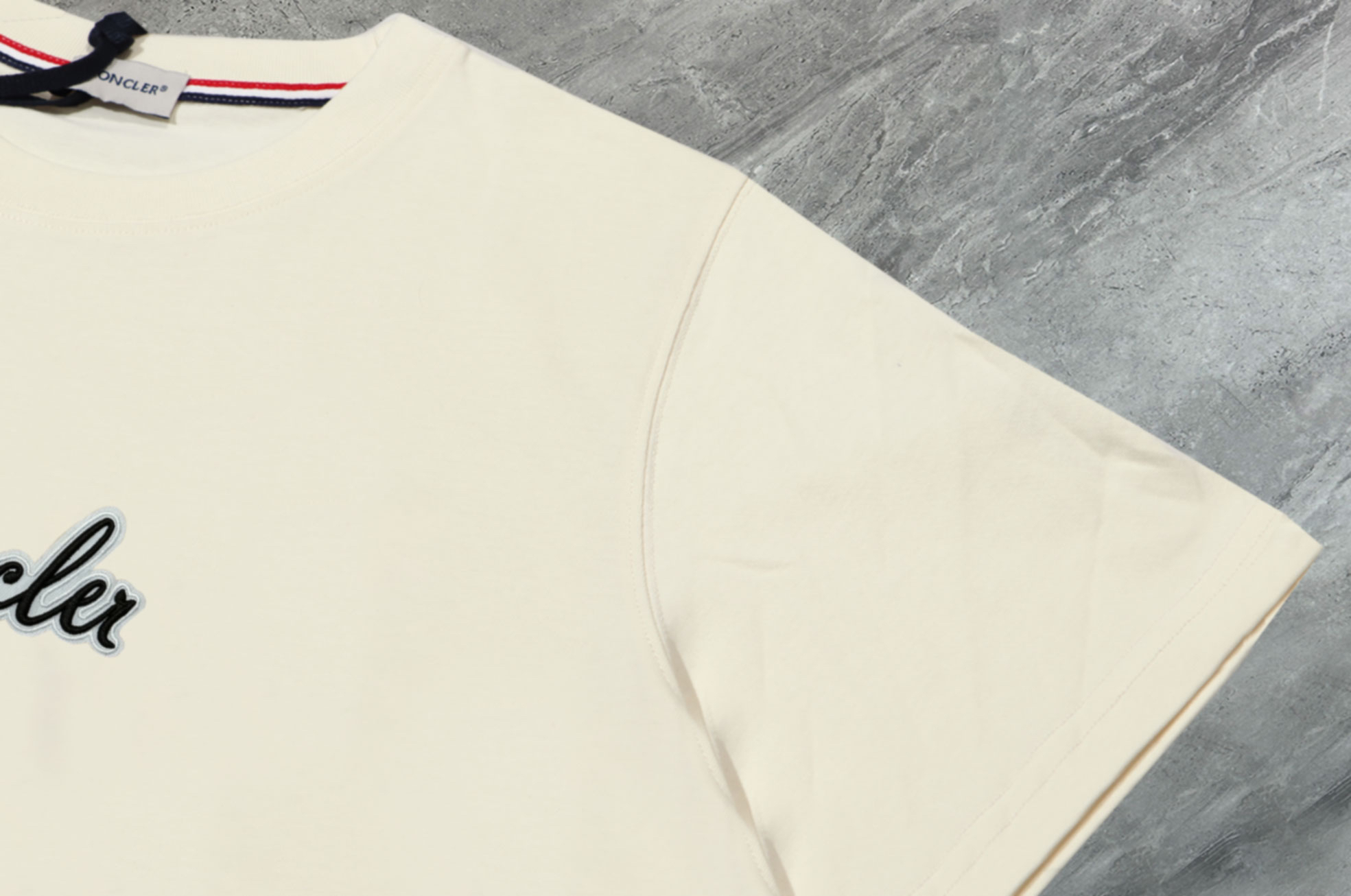 【ワンフォーワン】モンクレール「Moncler」ロゴエンブロイダリー クルーネックTシャツ【在庫僅少】