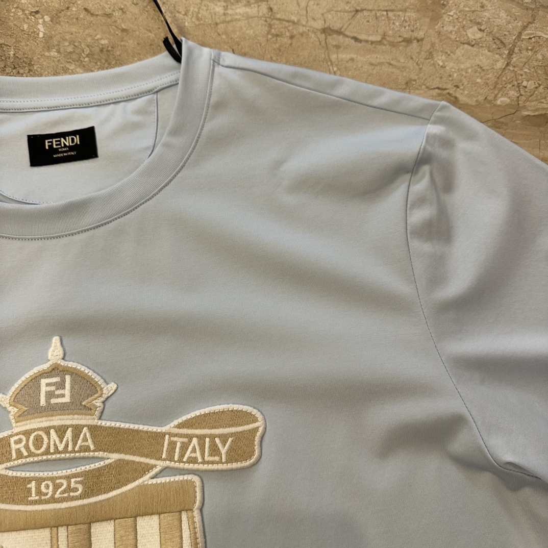 フェンディ「Fendi」2025 SS コレクション シンクロ新作 ラウンドネックTシャツ