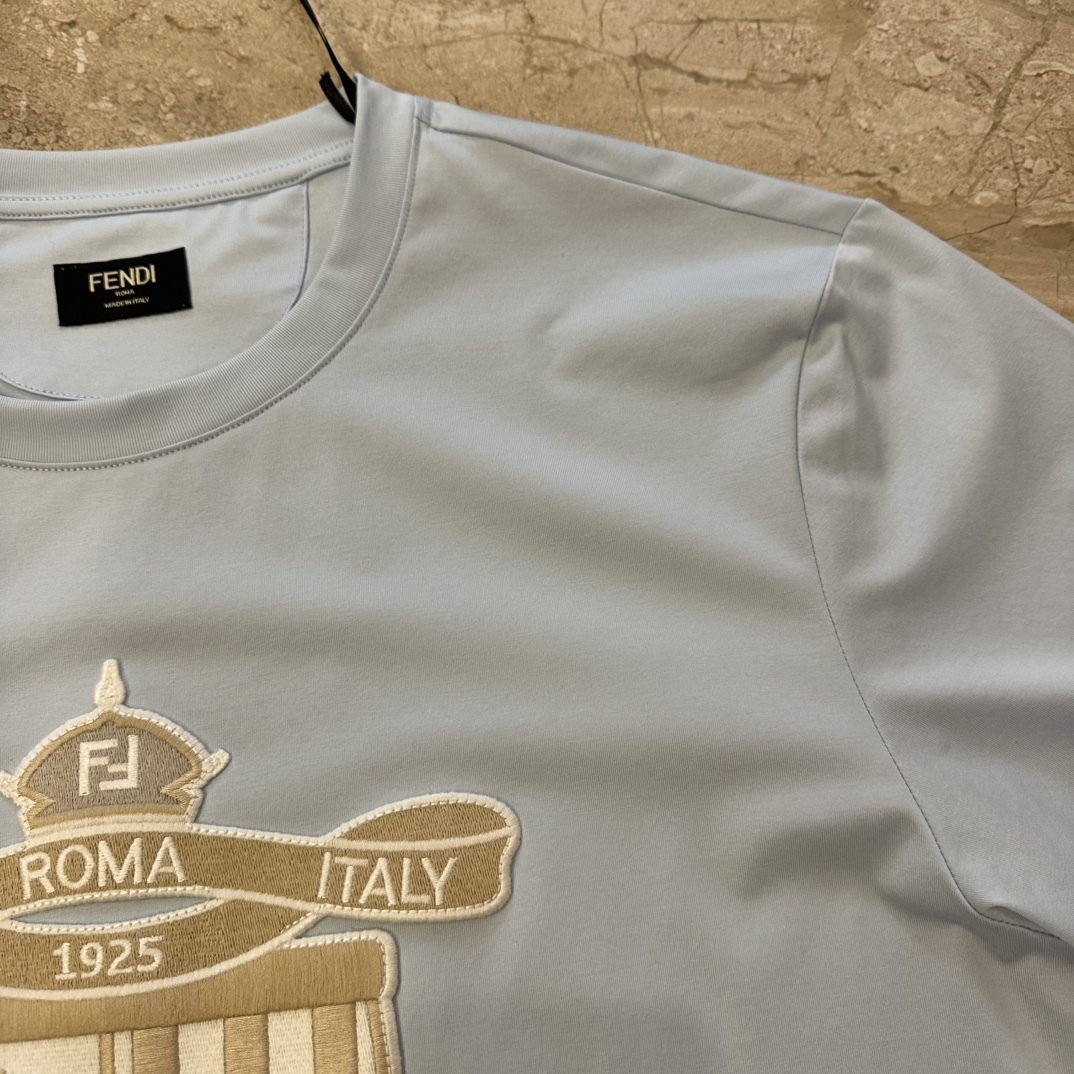 フェンディ「Fendi」2025 SS コレクション シンクロ新作 ラウンドネックTシャツ