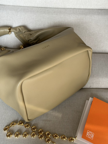 ロエベ「Loewe」Squeeze レザー ハンドバッグ-ISETAN PRESTIGE CURATED