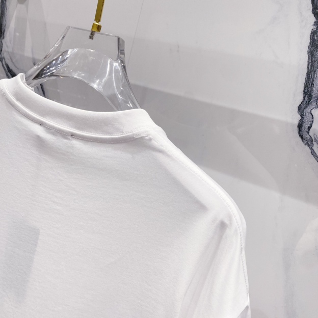 ヴェルサーチ「Versace」クルーネックTシャツ レトロゴールドグラフィティロゴプリント