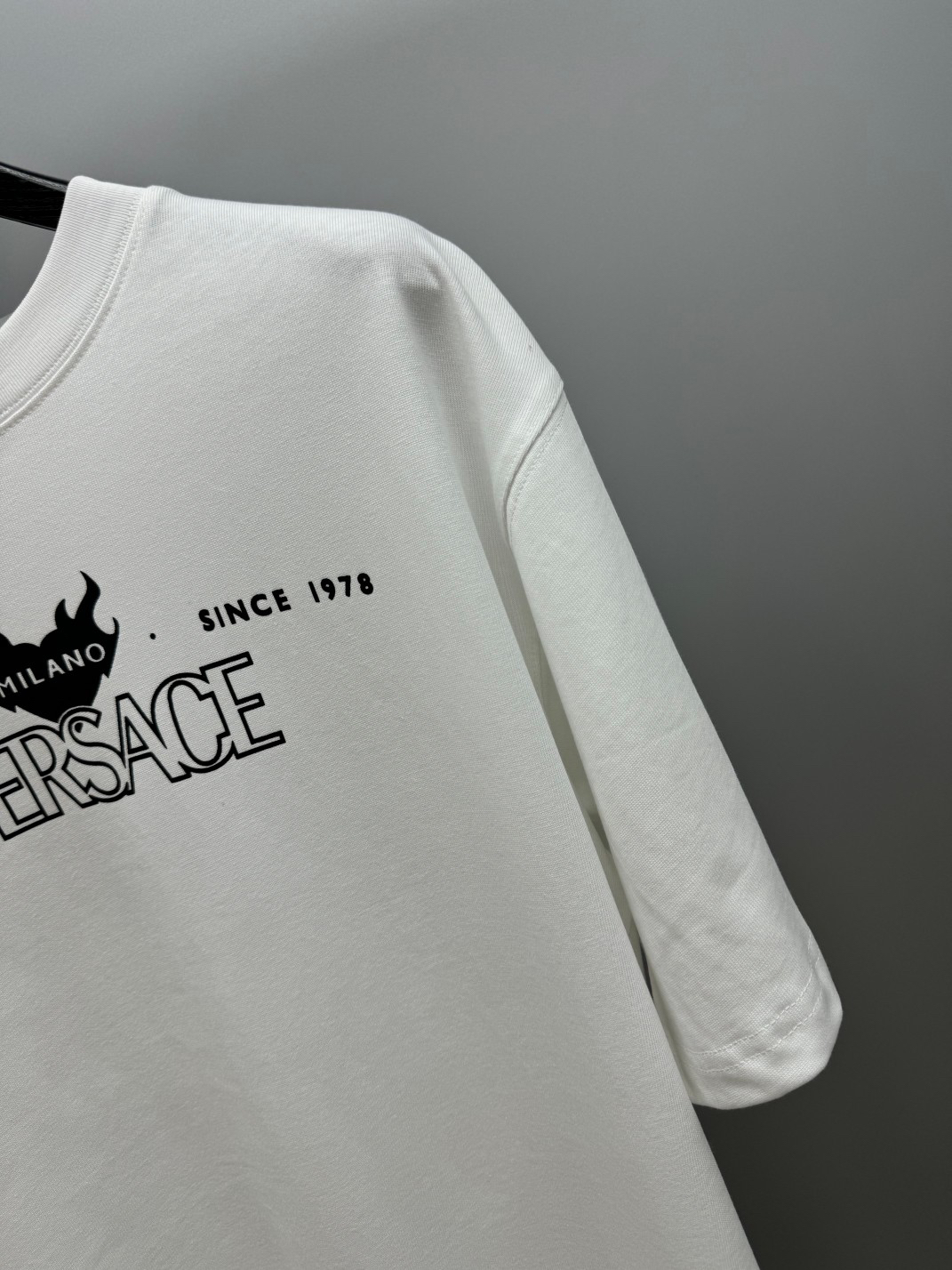 ヴェルサーチ「Versace」VERSA ロゴプリントTシャツ（ユニセックス）