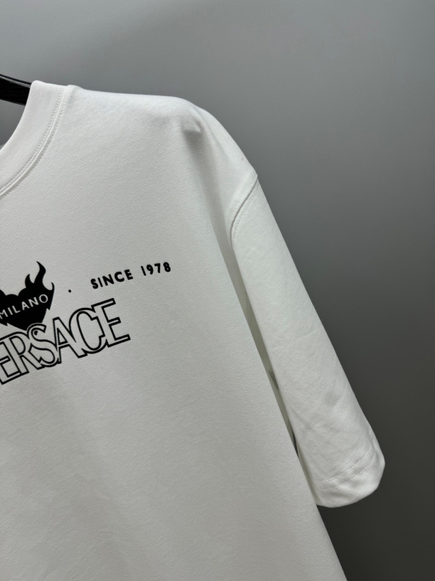 ヴェルサーチ「Versace」VERSA ロゴプリントTシャツ（ユニセックス）