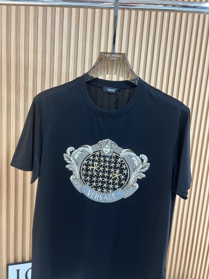 ヴェルサーチ「Versace」2025SS プレミアム刺繍Tシャツ