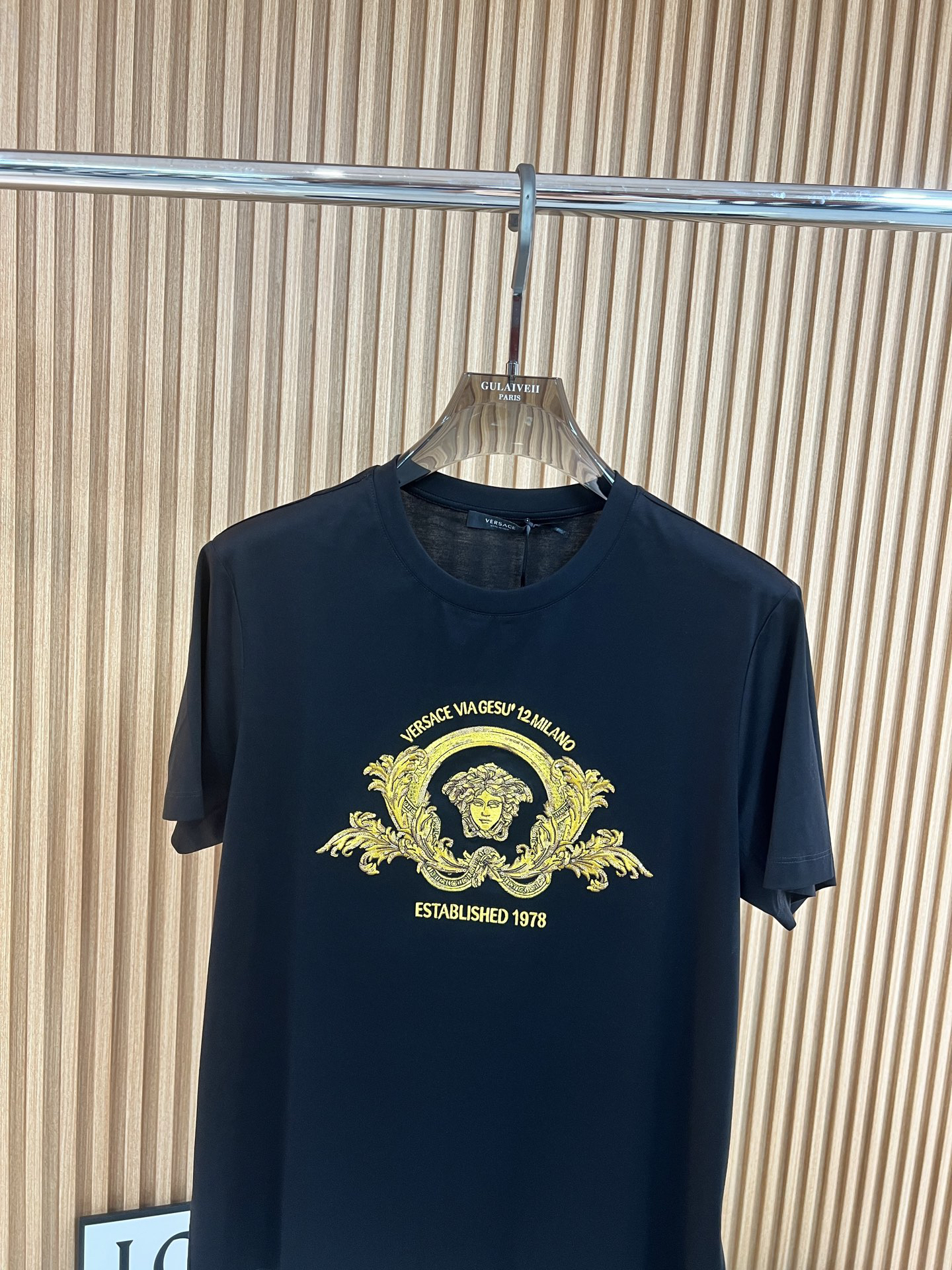 ヴェルサーチ「Versace」2025SS メドゥーサ1978 プレミアム刺繍Tシャツ