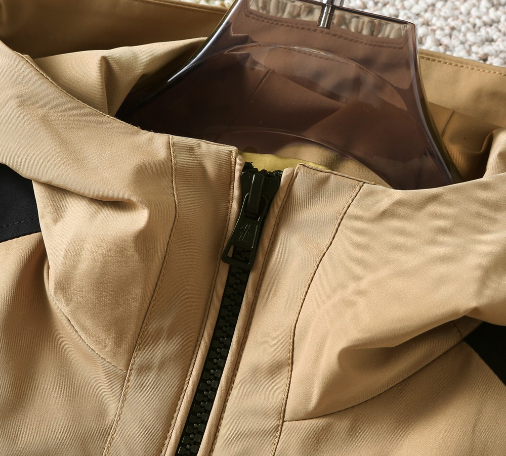 モンクレール「Moncler」秋のフード付きジャケット