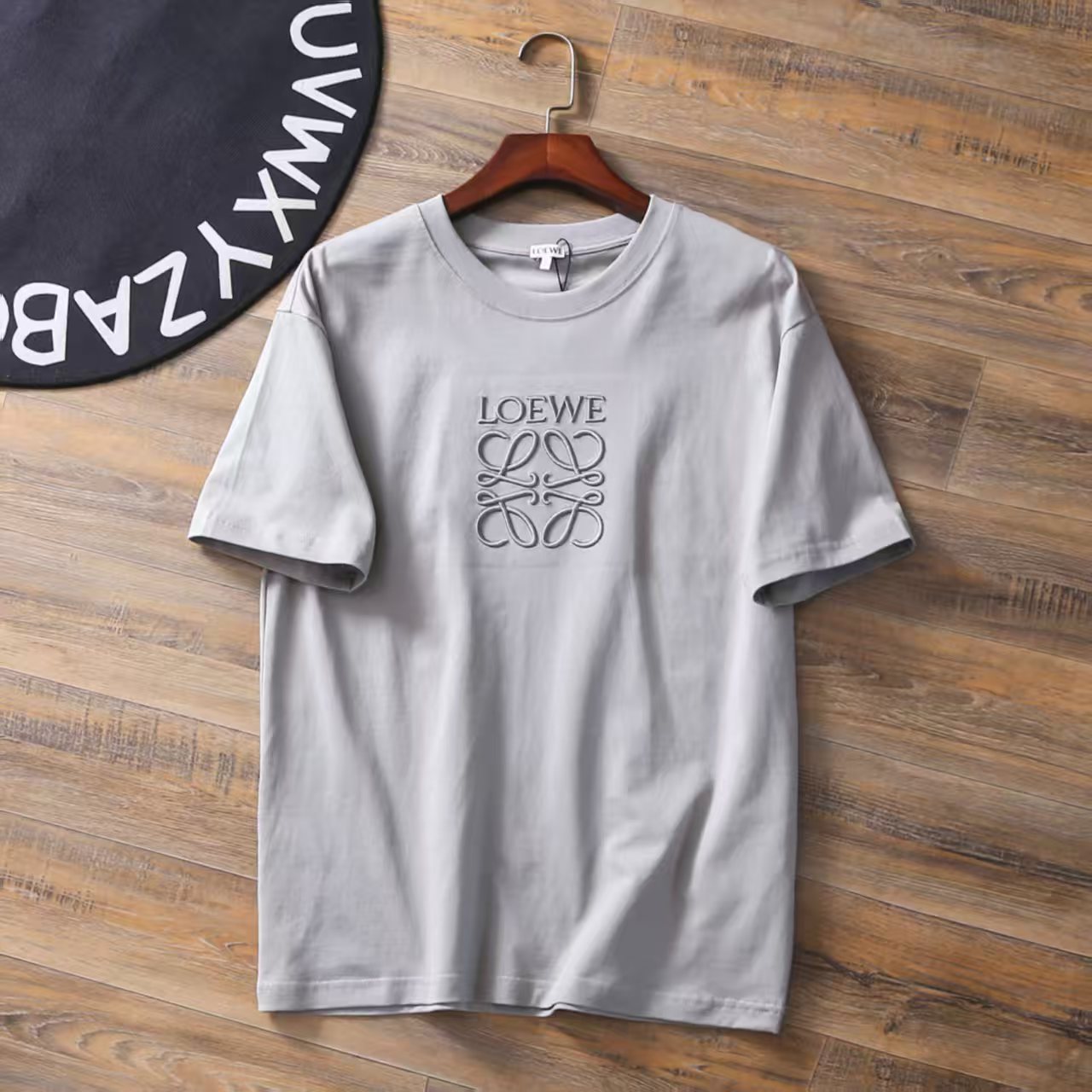【ワンフォーワン】ロエベ「Loewe」Anagram 刺繍 クルーネック Tシャツ【在庫僅少】