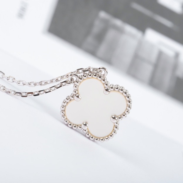 ヴァン クリーフ＆アーペル「Van Cleef & Arpels」 Alhambra 四つ葉のクローバー ネックレス長は42cm
