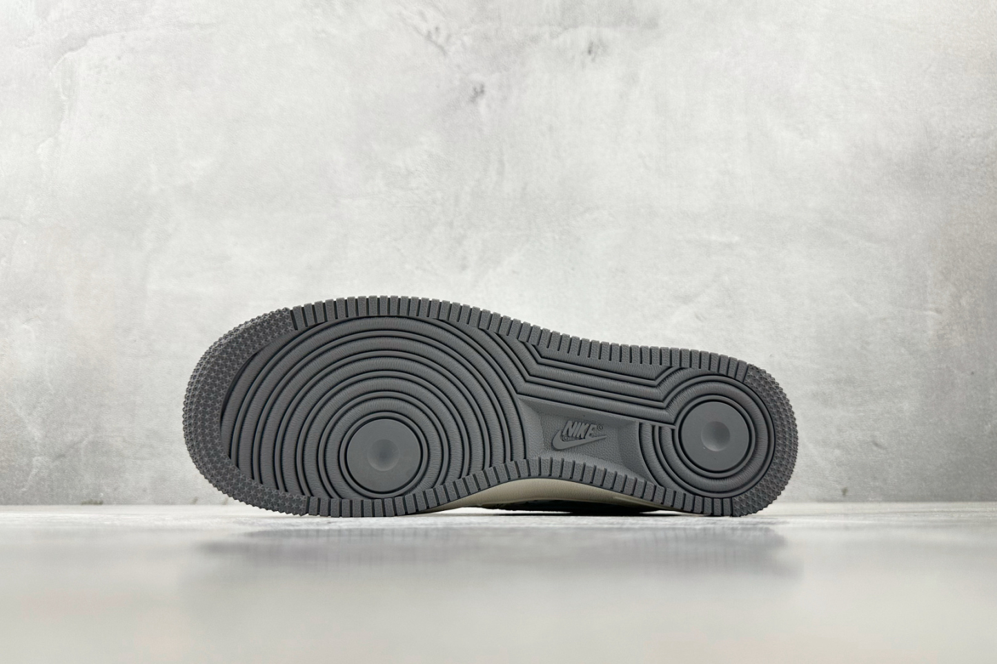 ルイ・ヴィトン「Louis Vuitton」Nike Air Force 1 '07 LV8 スニーカー