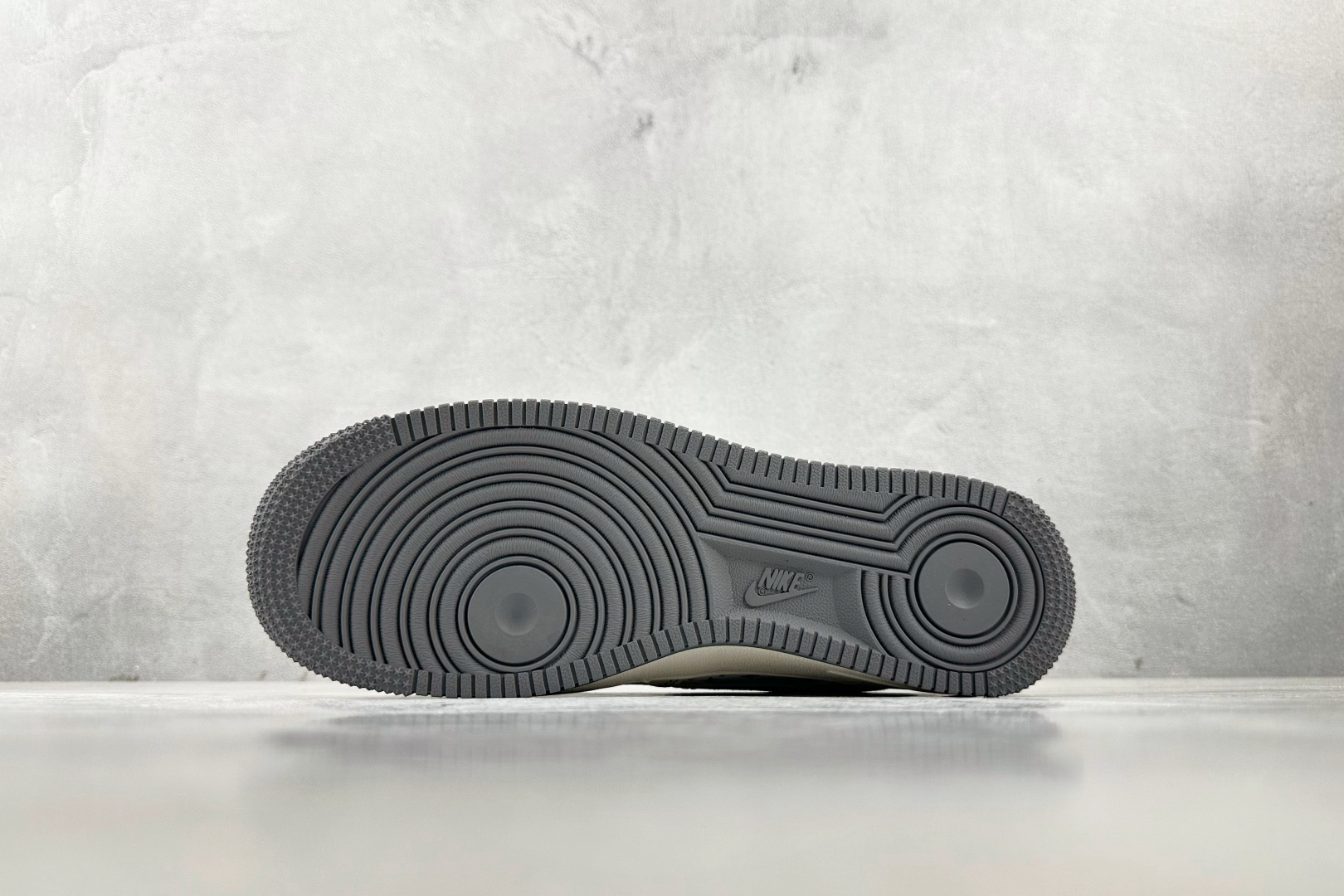 ルイ・ヴィトン「Louis Vuitton」Nike Air Force 1 '07 LV8 スニーカー