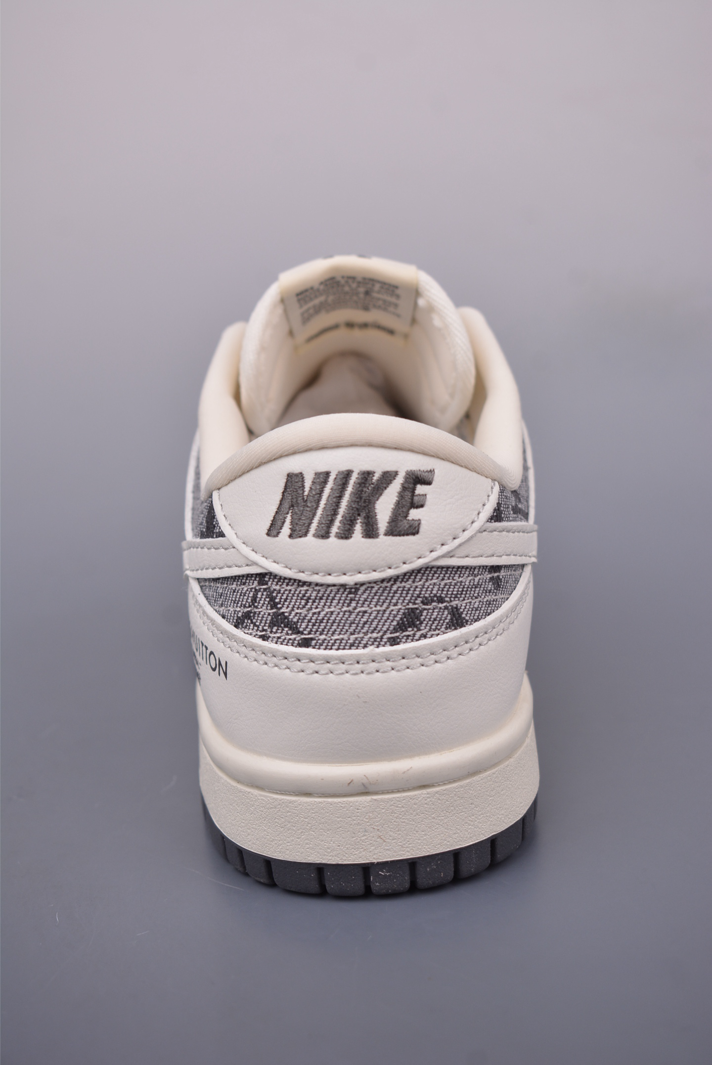 ルイ・ヴィトン「Louis Vuitton」Nike SB Dunk Low ホワイト スニーカー