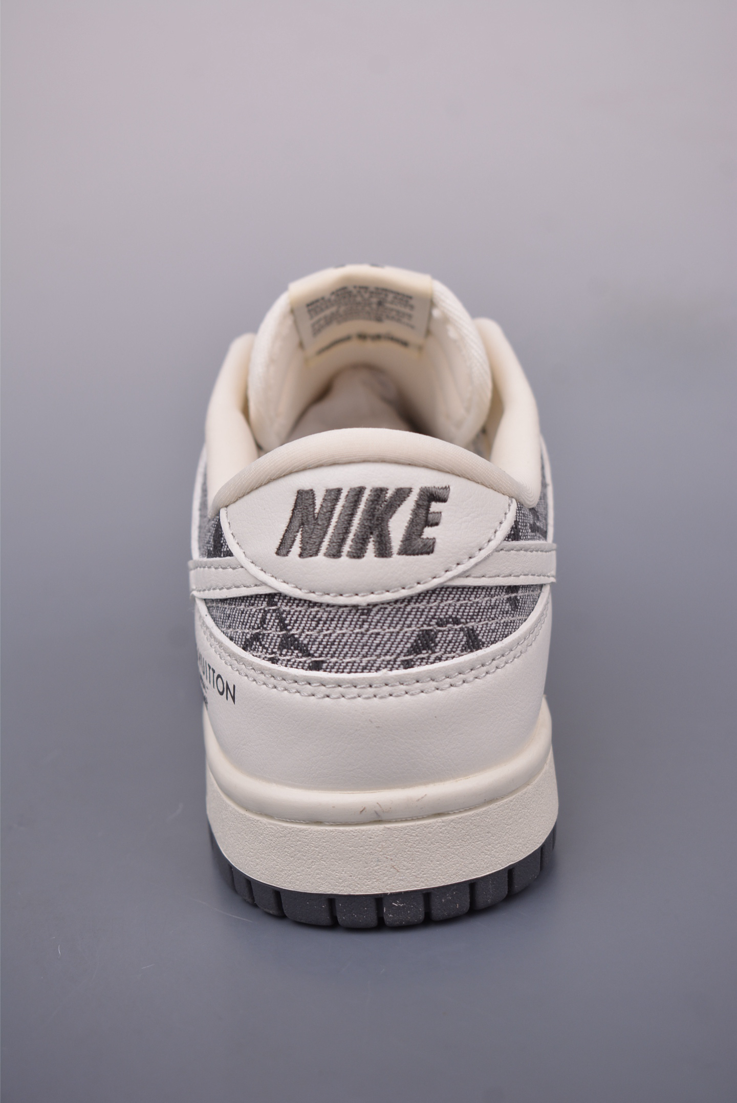 ルイ・ヴィトン「Louis Vuitton」Nike SB Dunk Low ホワイト スニーカー