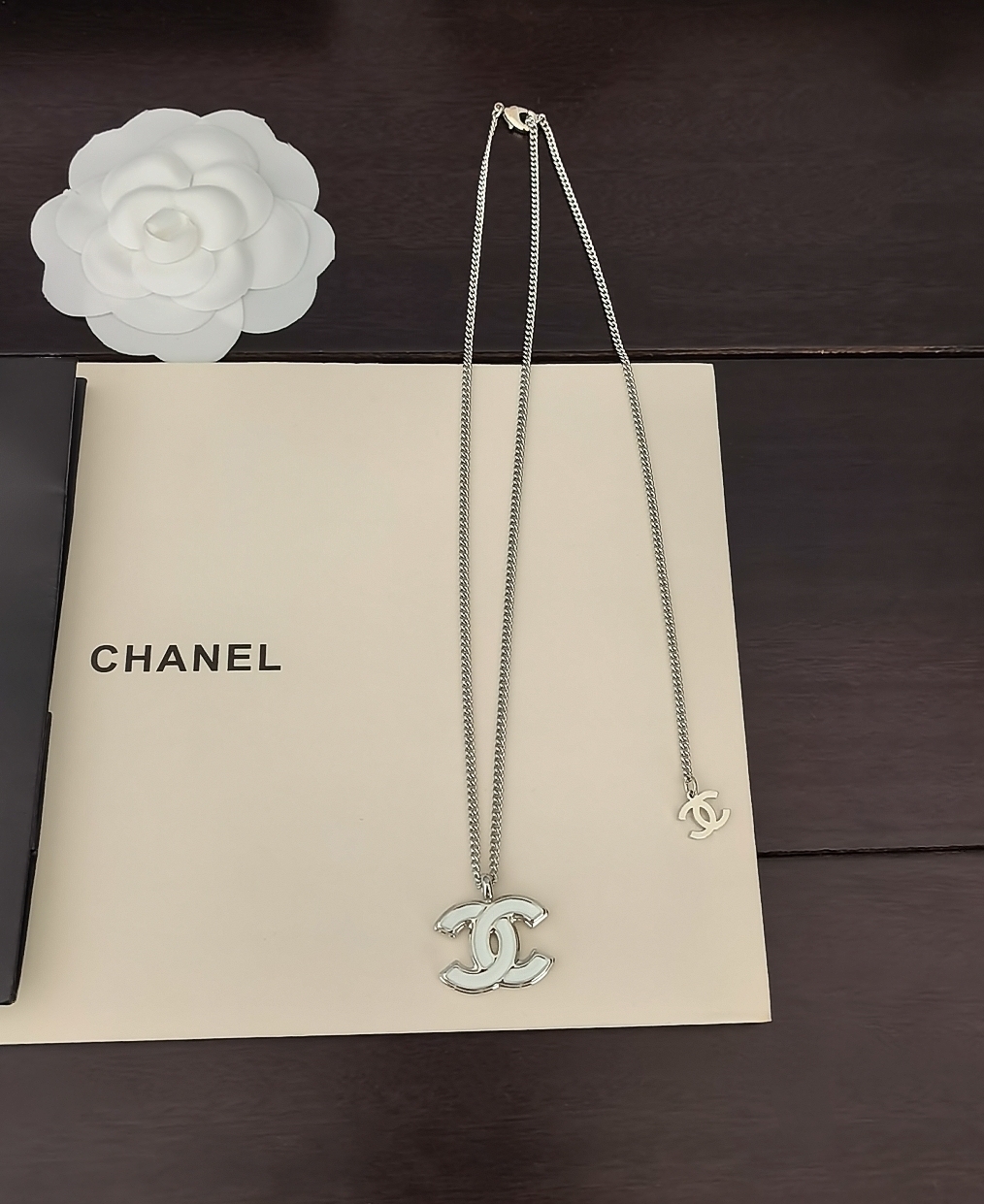 シャネル「Chanel」  最新プラチナトーン＆ホワイトCCロゴネックレス