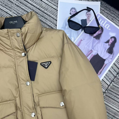 プラダ「Prada」冬の新作 スタンドカラー付きコットンジャケット