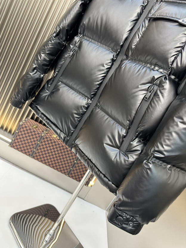 プラダ「Prada」冬の新作 フード付きダウンジャケット