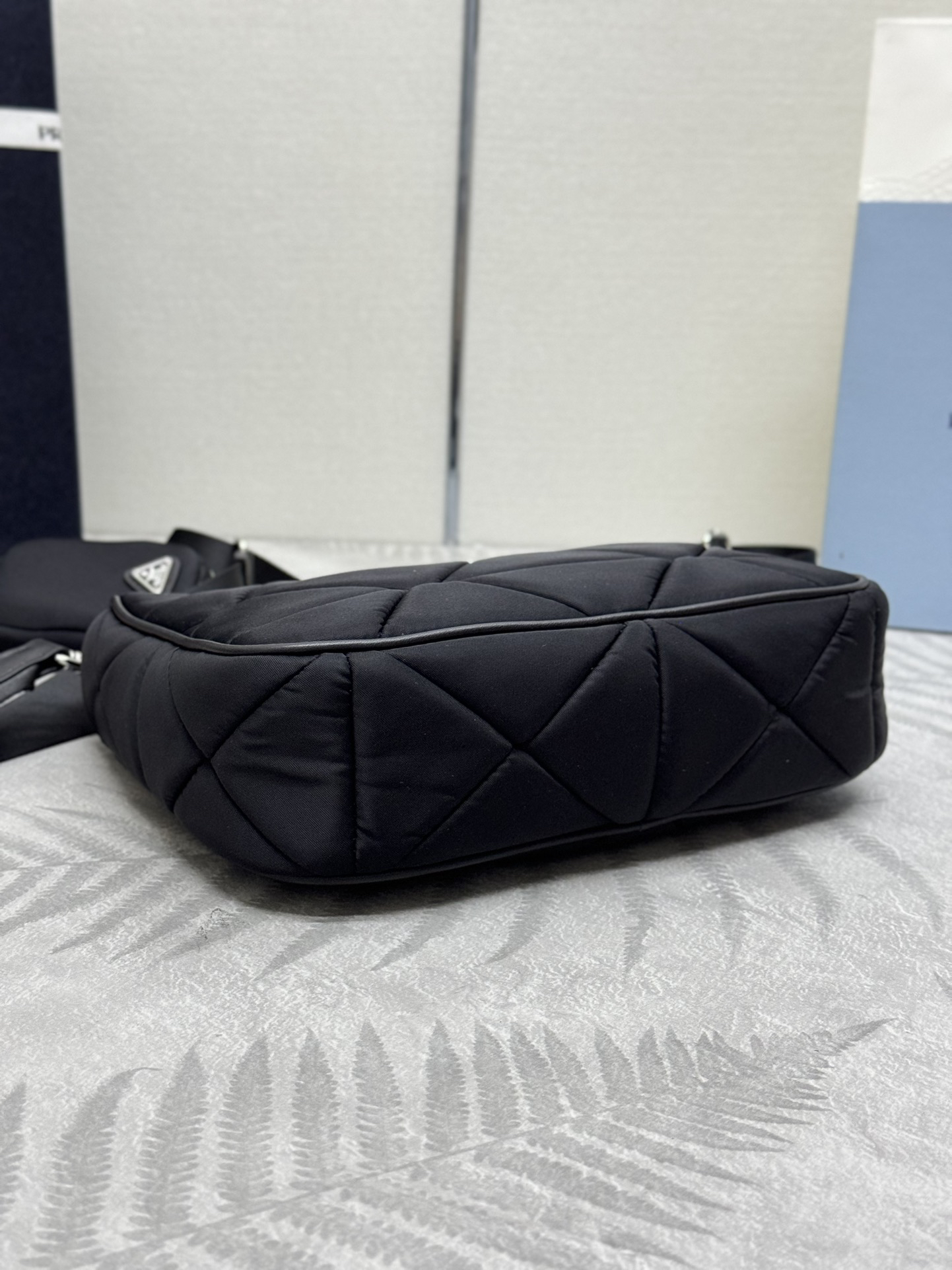 プラダ「Prada」 レ・ミニマ ナイロン ショルダーバッグ