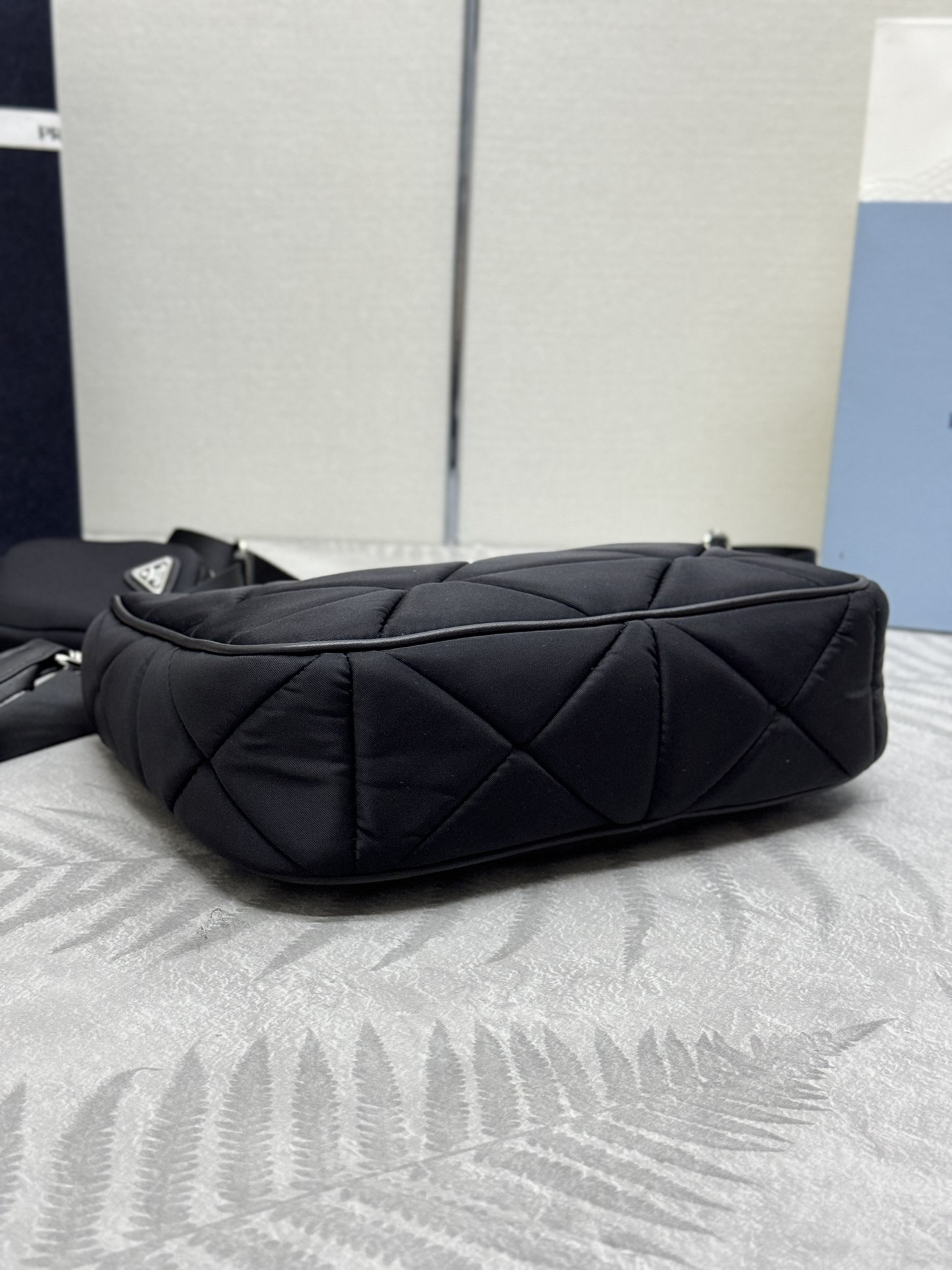 プラダ「Prada」 レ・ミニマ ナイロン ショルダーバッグ