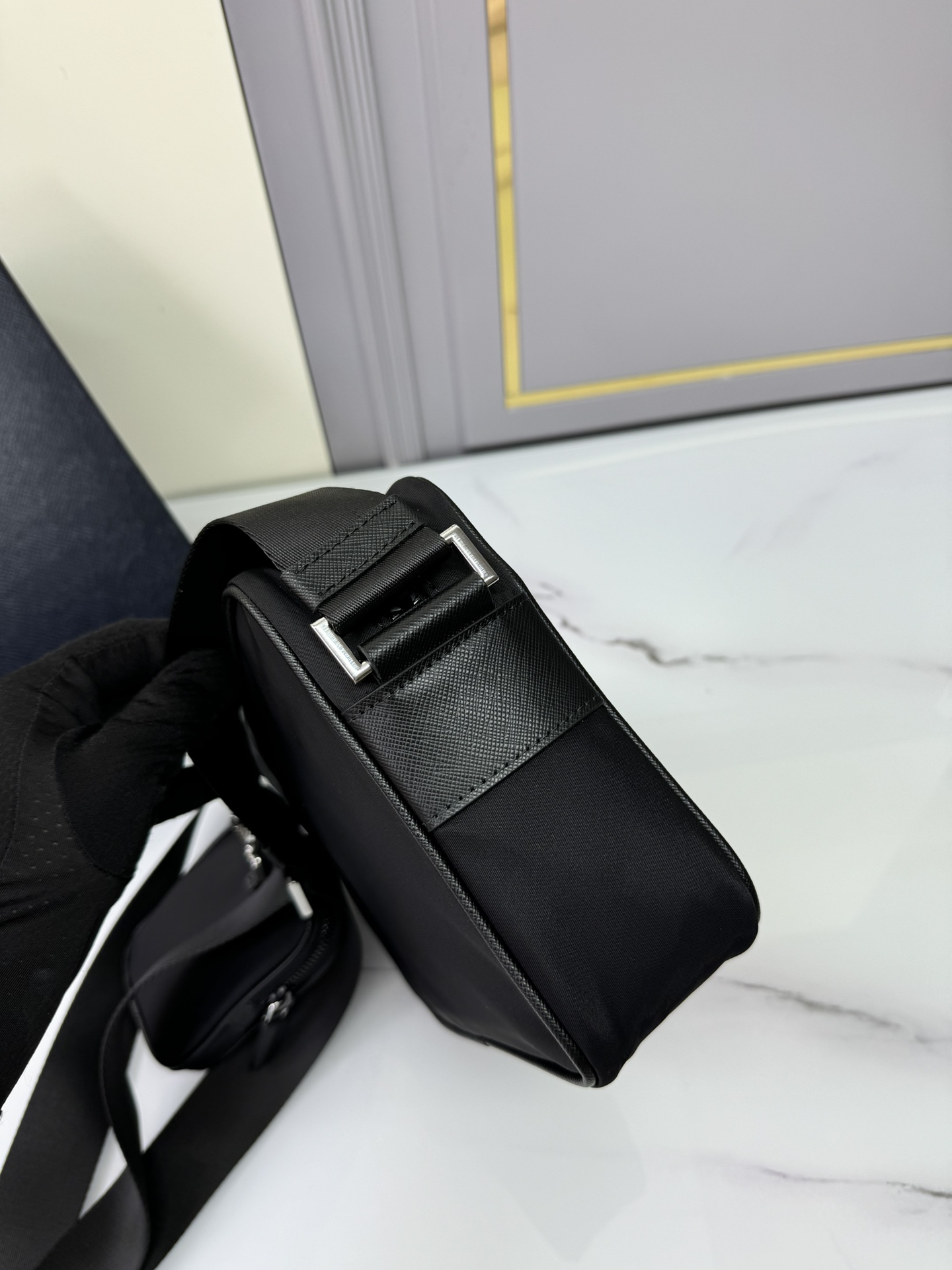 プラダ「Prada」サフィアーノ レザー マルチポケット ショルダーバッグ