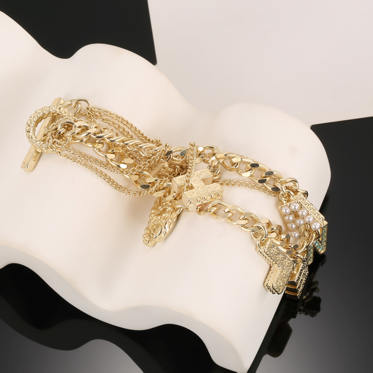 シャネル「Chanel」カラードロップ＆レターシルエット ブレスレット ブレスレット