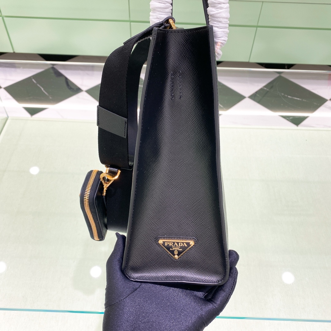 プラダ「Prada」 サフィアーノ レザー ラージ トートバッグ