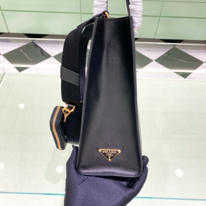 プラダ「Prada」 サフィアーノ レザー ラージ トートバッグ