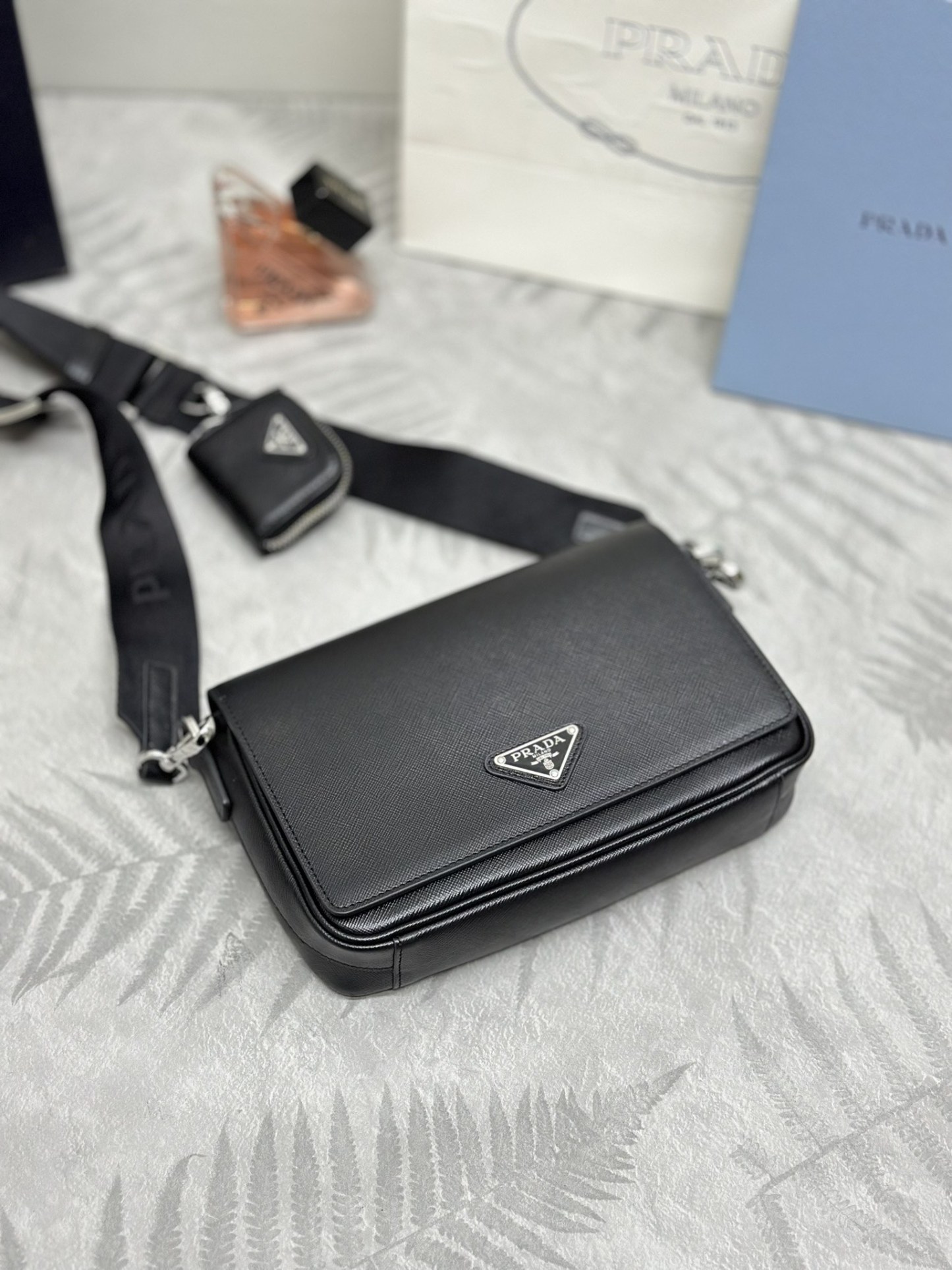 プラダ「Prada」サフィアーノ レザー フラップ ショルダーバッグ