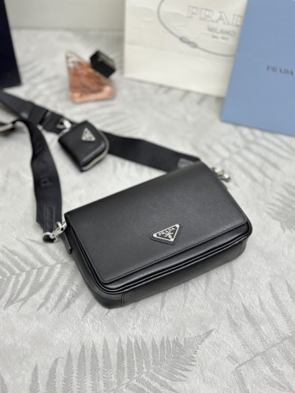 プラダ「Prada」サフィアーノ レザー フラップ ショルダーバッグ