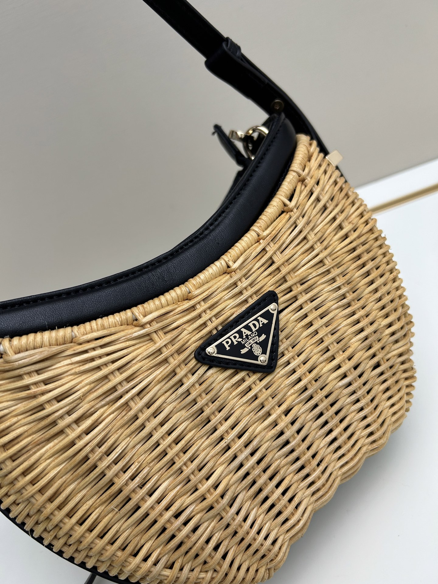 プラダ「Prada」ブレイド ラフィア ミニバッグ