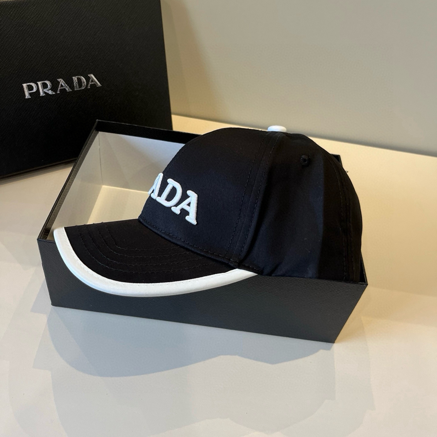 プラダ「Prada」Re-Nylon クラシック ベースボールキャップ