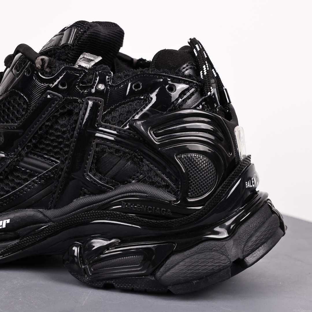 バレンシアガ「Balenciaga」Runner デストロイ ディテール ランニングシューズ