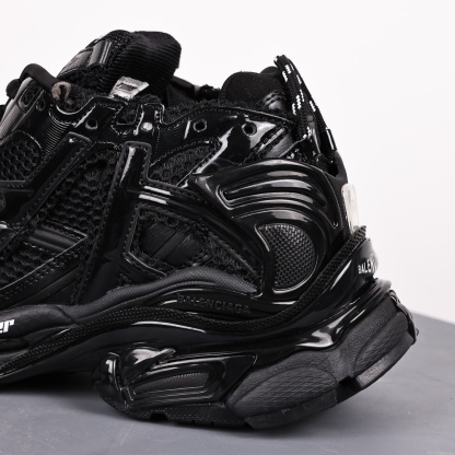 バレンシアガ「Balenciaga」Runner デストロイ ディテール ランニングシューズ