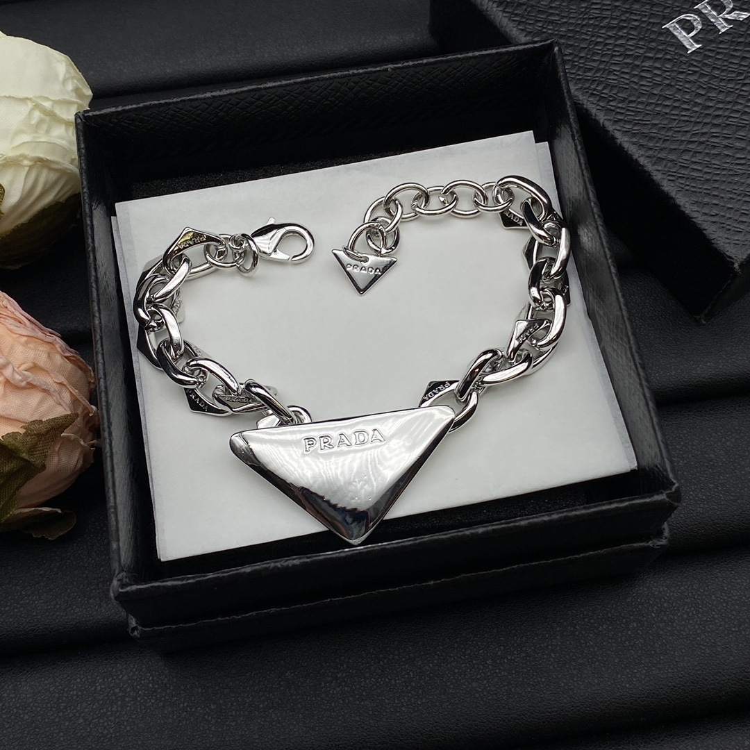 プラダ「Prada」プラダ トライアングルロゴ ヘビーチェーンブレスレット メンズアクセサリー