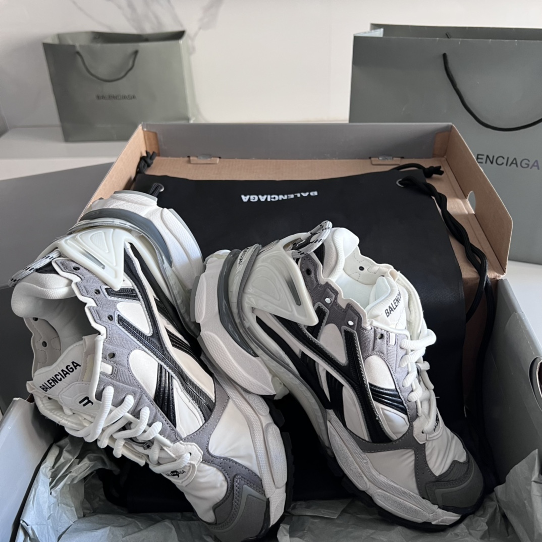 バレンシアガ「Balenciaga」Paris 7.5 Runner Grafhti スニーカー