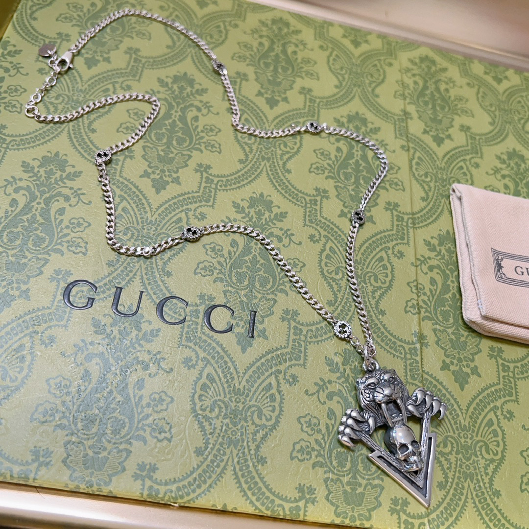 グッチ「Gucci」 Anger Forest シリーズ ヴィンテージシルバーネックレス