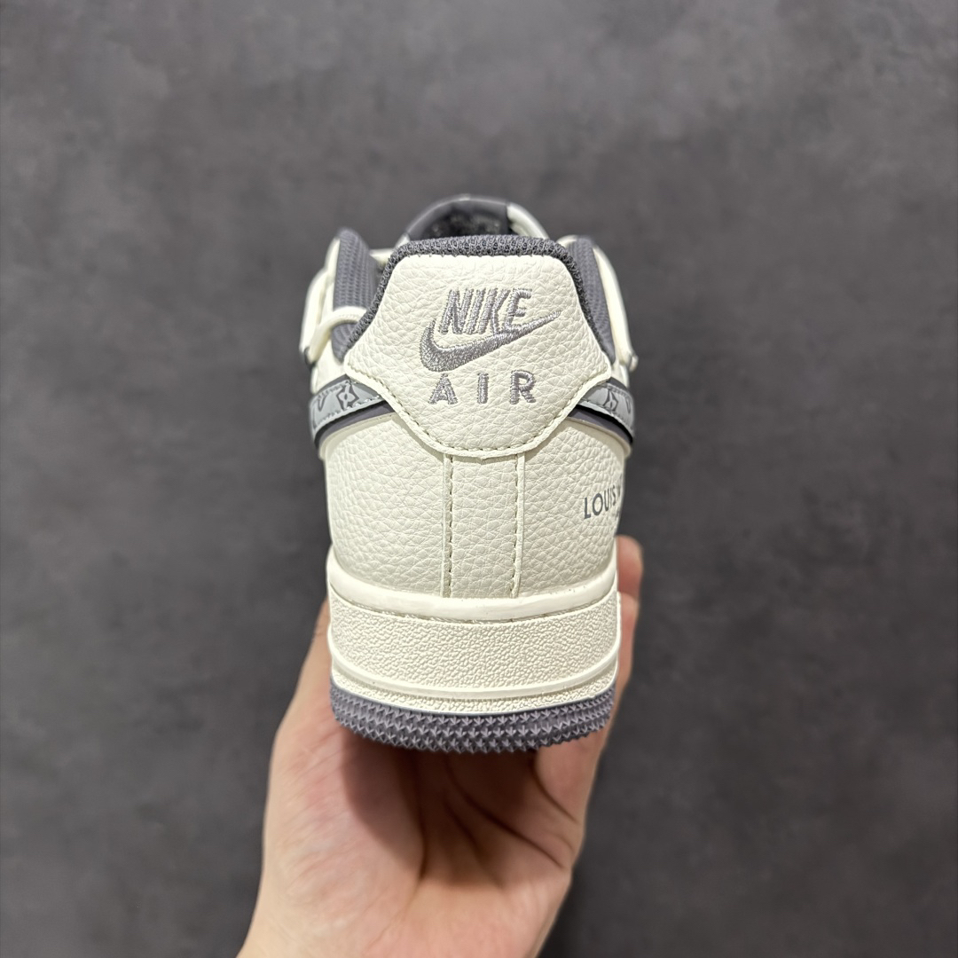 「コラボモデル」Louis Vuitton x Nike カスタムカラー スニーカー