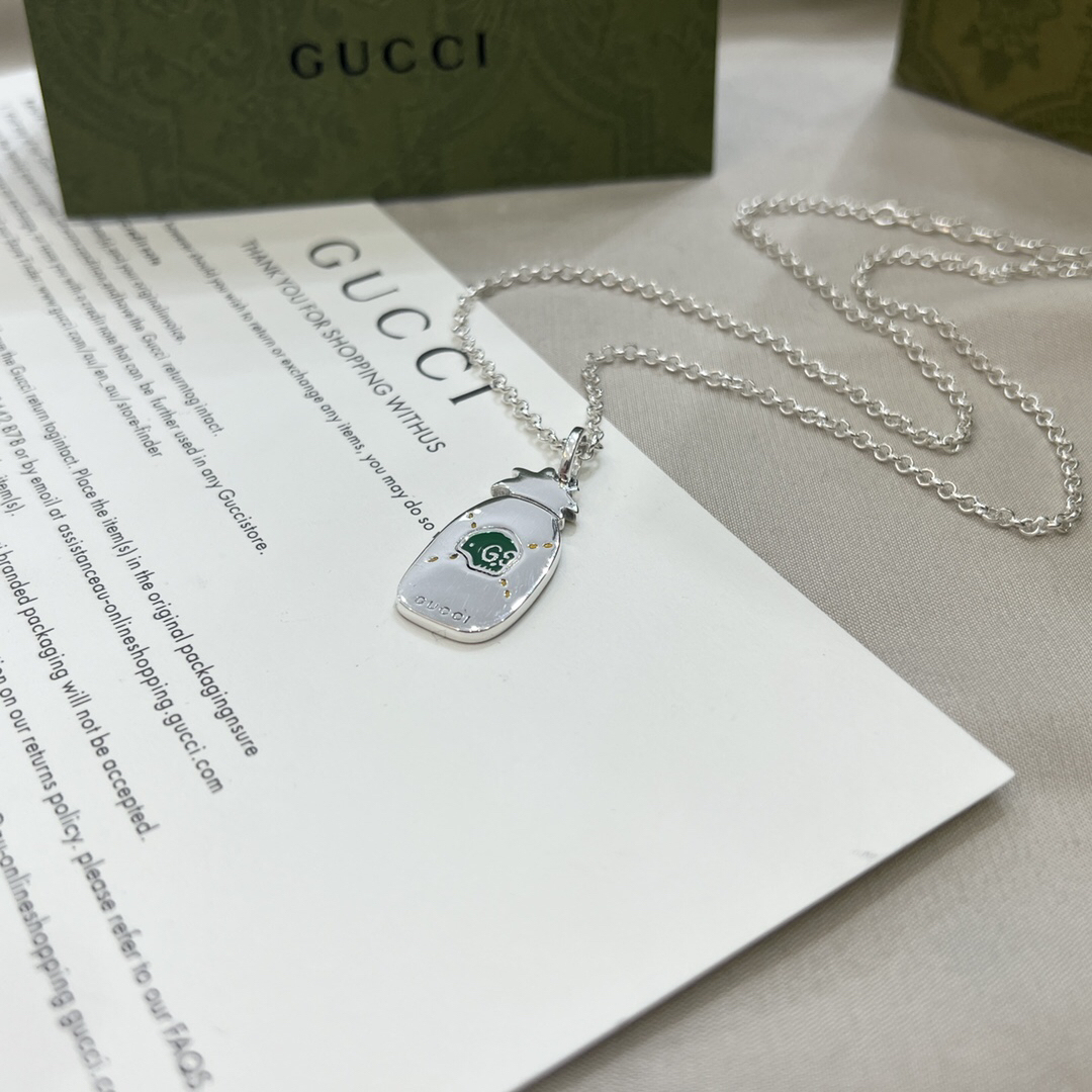 グッチ「Gucci」GHOST フルーツパイナップルペンダントネックレス