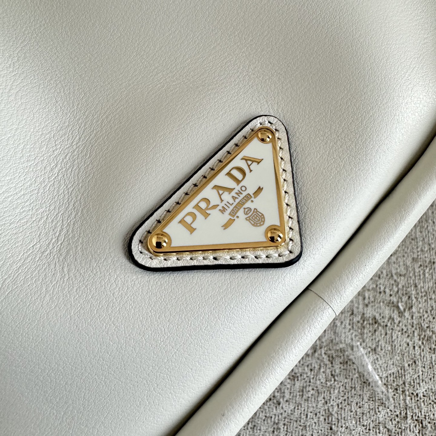 プラダ「Prada」ダーリン レザー トートバッグ