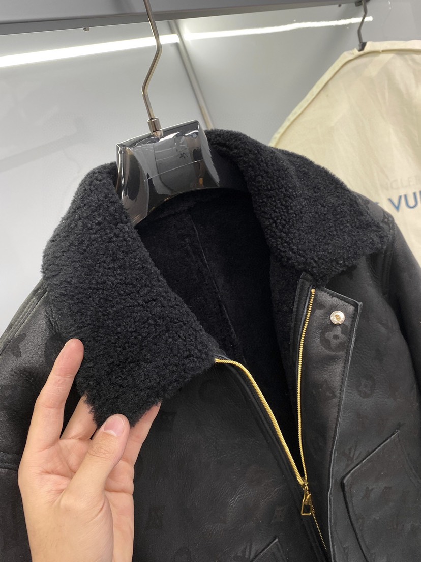 ルイ・ヴィトン「Louis Vuitton」 MONOGRAM エンボス加工 ジャケット アウタ