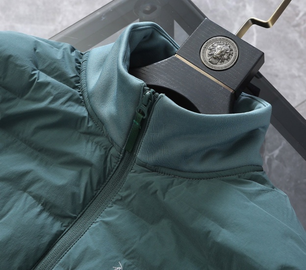 アークテリクス「ARC'TERYX」シームレス ダウンジャケット メンズ