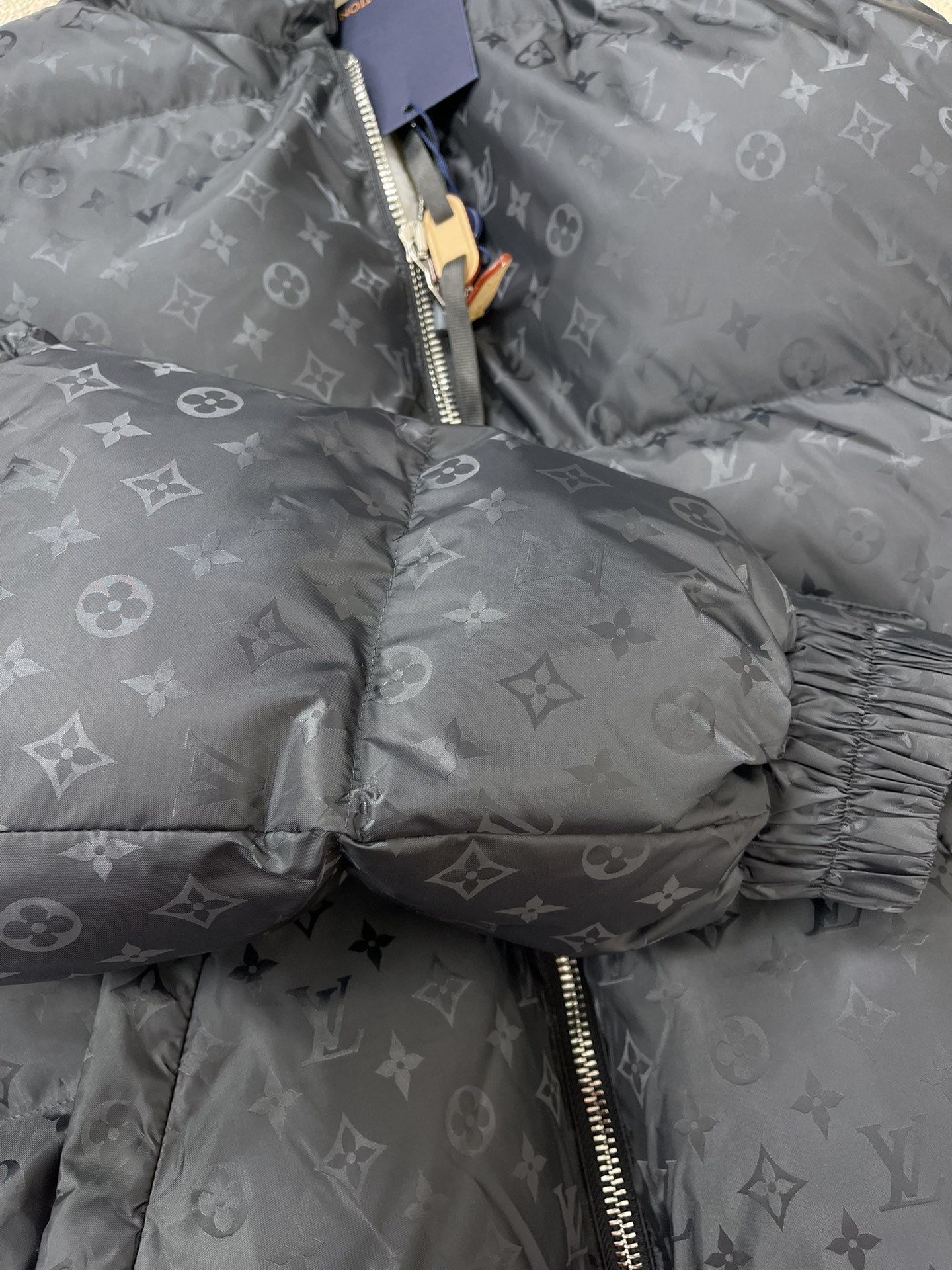 ルイ・ヴィトン「Louis Vuitton」MONOGRAM PILLOW ダウンジャケット