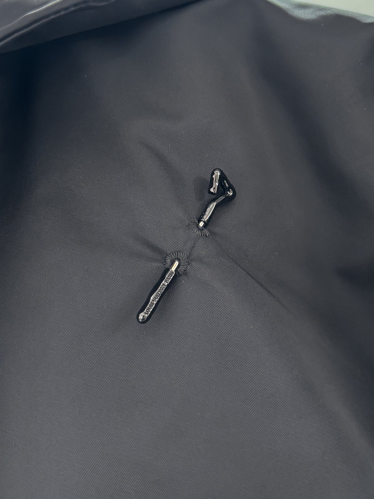 ルイ・ヴィトン「Louis Vuitton」24 FW秋冬新作ブラックナイロン素材取り外し可能な連帽ダウン