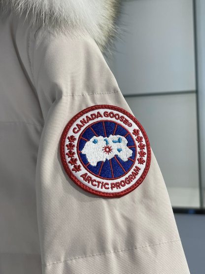 カナダグース「Canada Goose」シグネチャーロゴ ダウンジャケット