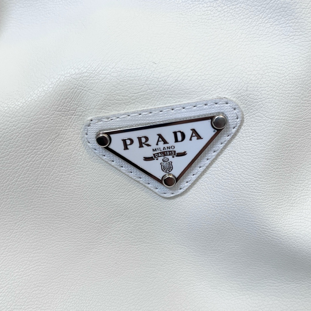 プラダ「Prada」トライアングルロゴ レザージャケット