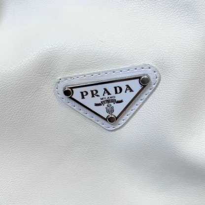 プラダ「Prada」トライアングルロゴ レザージャケット