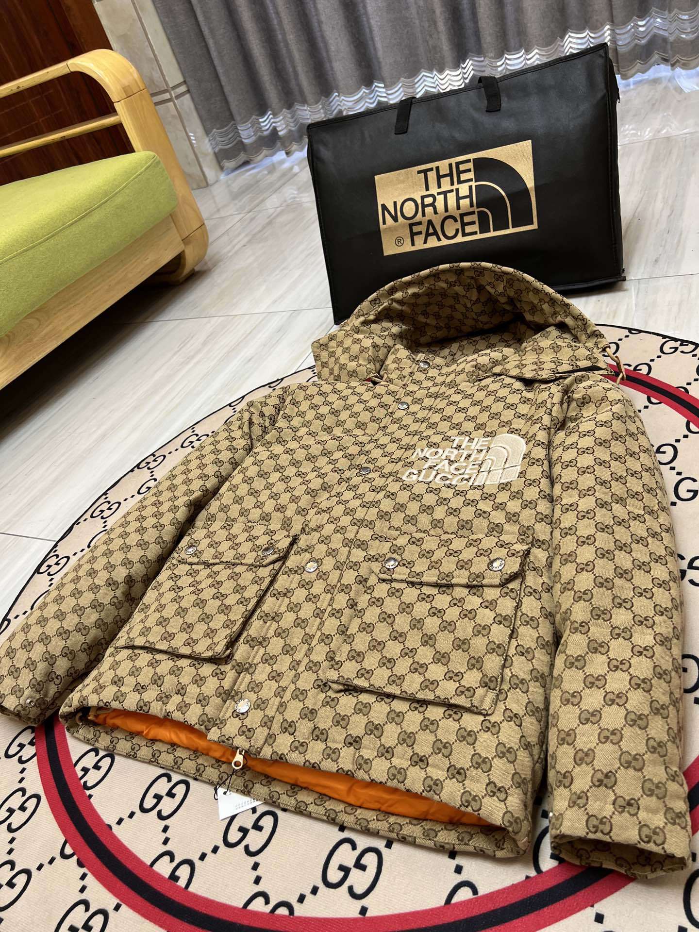 「コラボモデル」The North Face × Gucci モノグラム ダウンジャケット