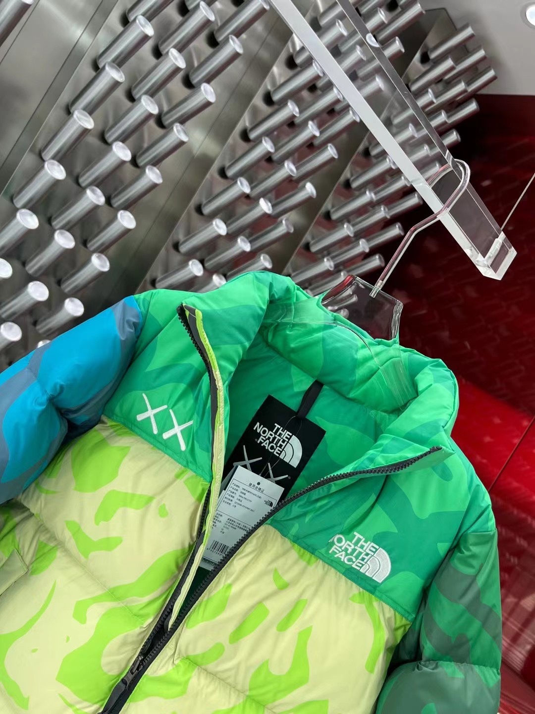 「コラボモデル」The North Face × KAWS コラボレーション Nuptse 1996 ダウンジャケット
