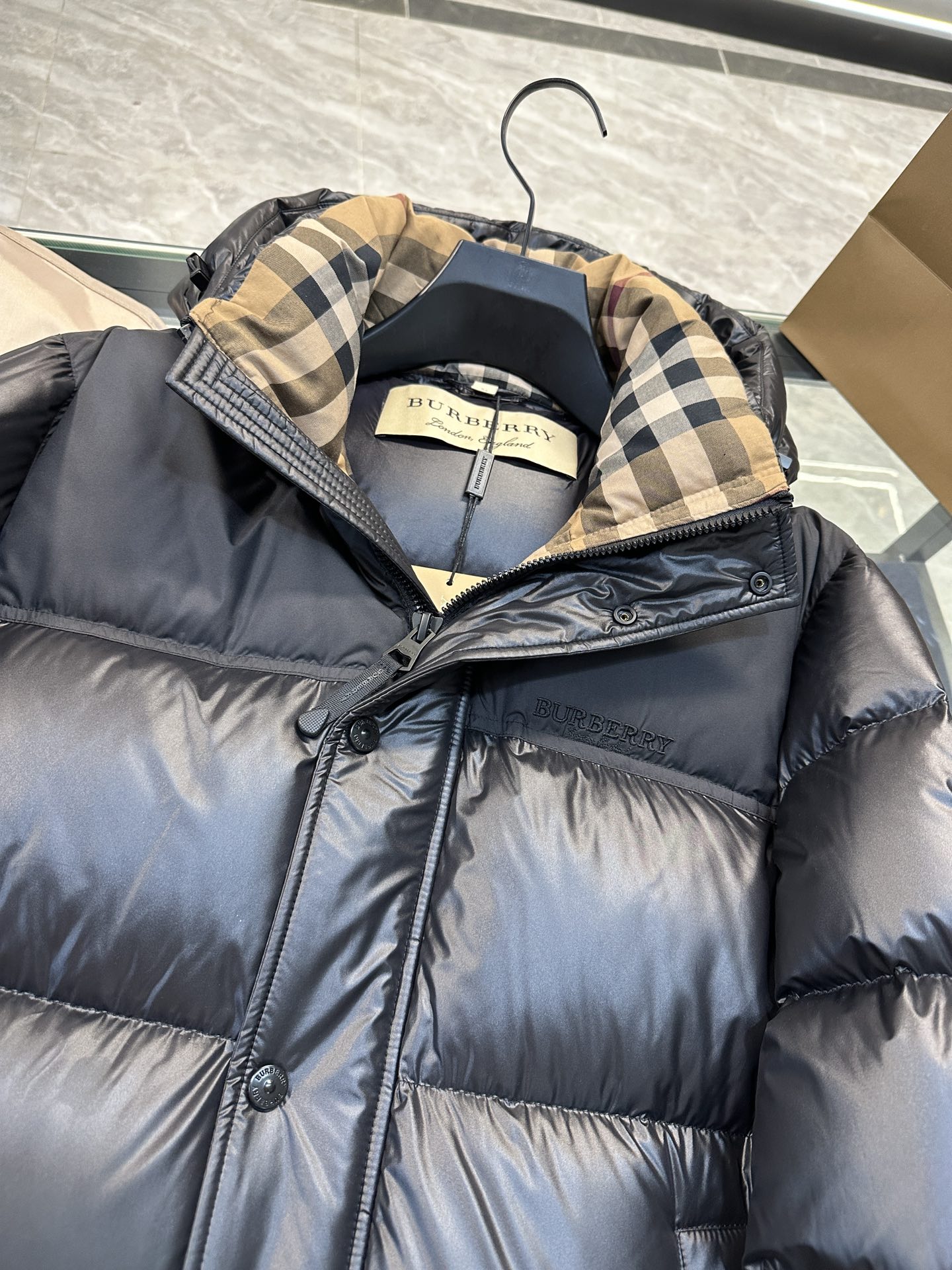 バーバリー「Burberry」インパクトカラーラバーアルファベットロゴキャップダウンジャケット