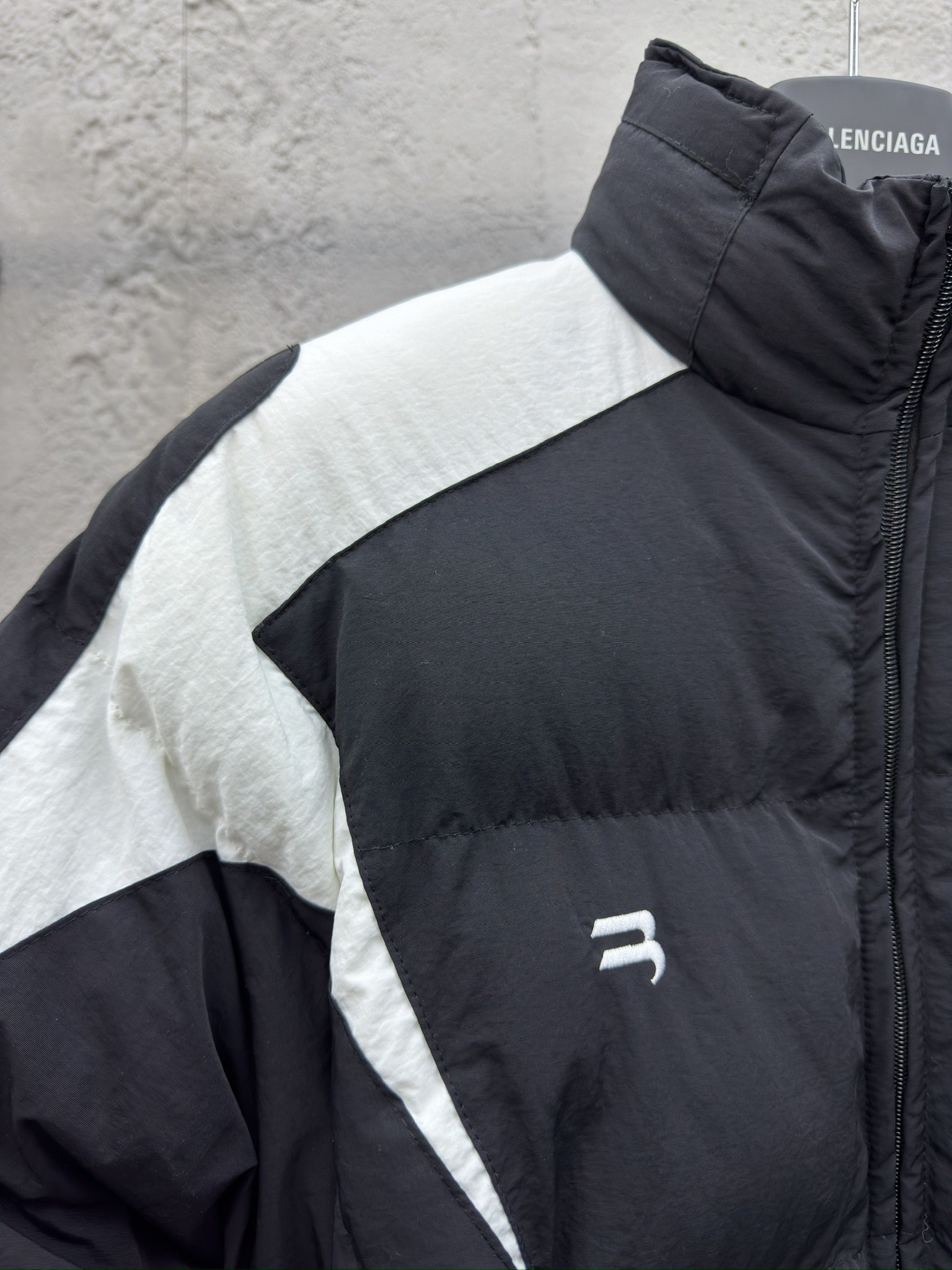 バレンシアガ「Balenciaga」‌BALENCIAGA × MANCHESTER UNITED 10番 パッチワーク サッカーダウンジャケット