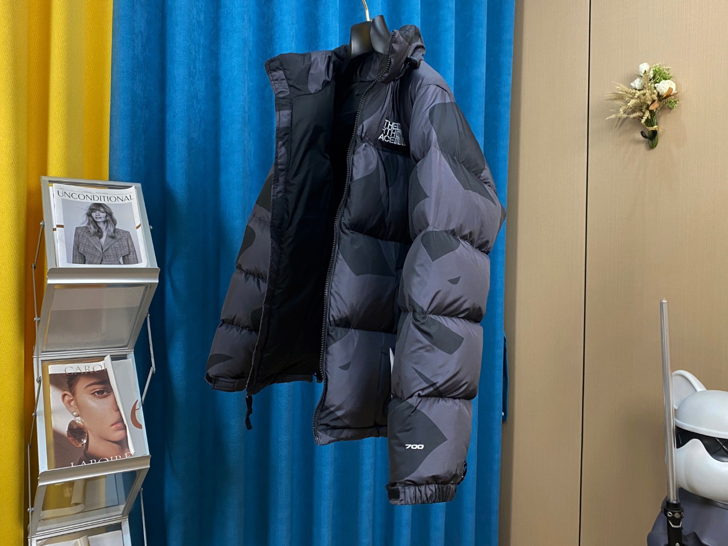 「コラボモデル」THE NORTH FACE × KAWS コラボレーション 1996 ダウンジャケット