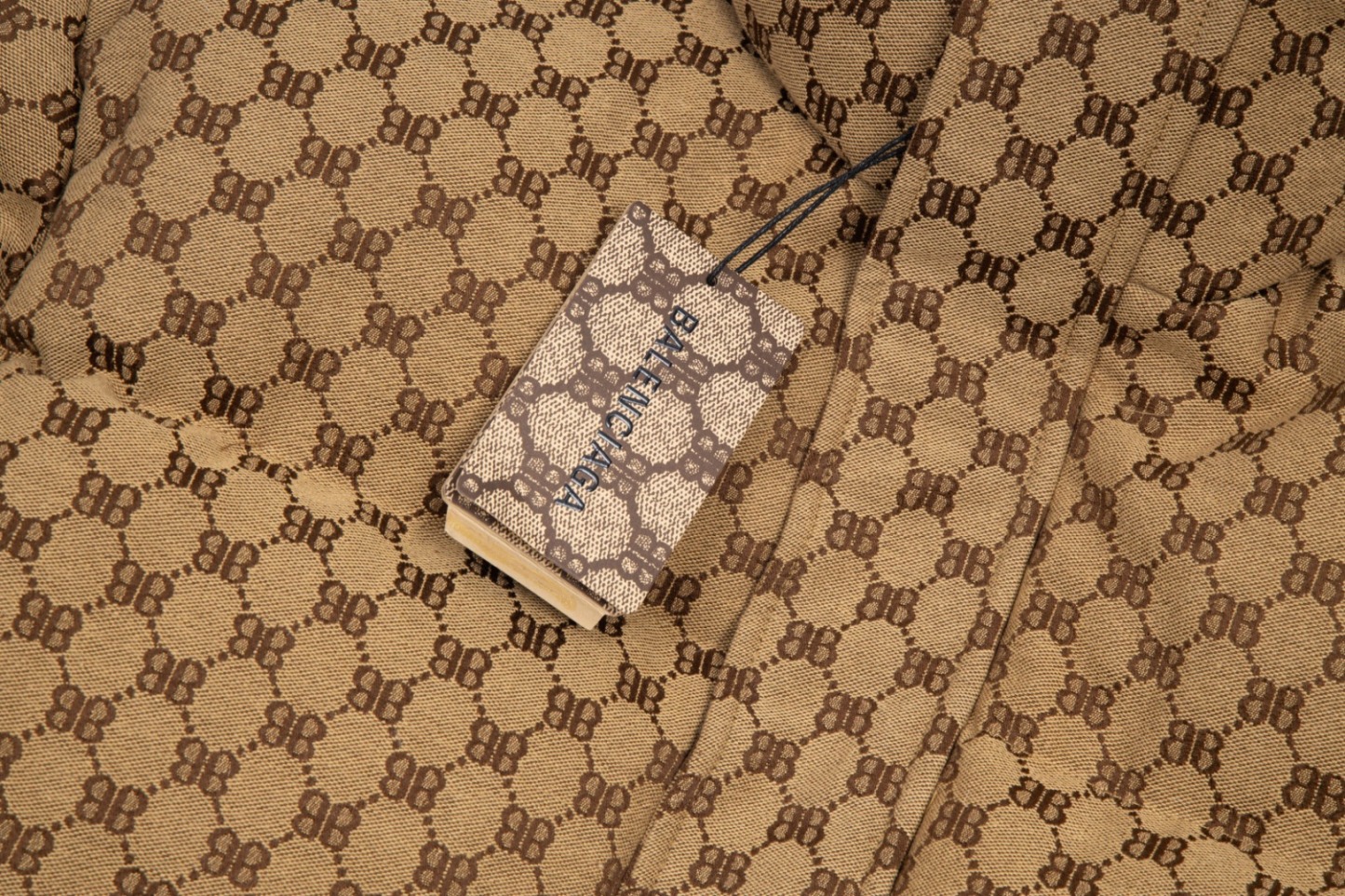 バレンシアガ「Balenciaga」‌ダブルB フルプリント ダウンジャケット